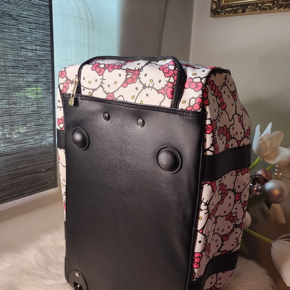 Hello Kitty Duffel Bag Carry On 18" new - Picture 7 of 8